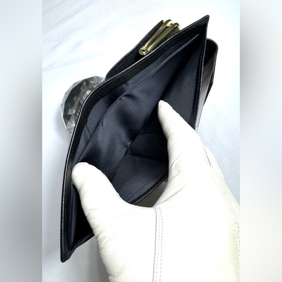 Black Leather Wallet with Embossed Logo Julia Buxton - Picture 10 of 12